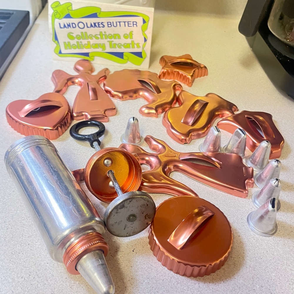 LAND O LAKES & MIRROR VINTAGE Holiday cookie cutters & cookie press set